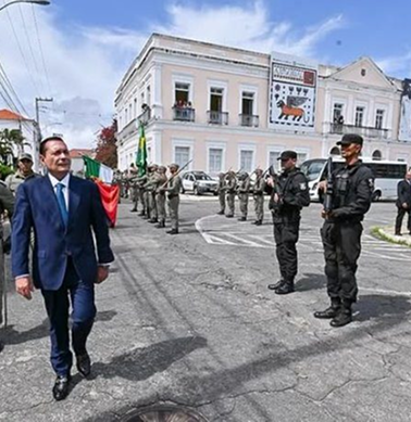 Cerimônia em praça pública marca posse do presidente Ezequiel Ferreira frente a Assembleia Legislativa